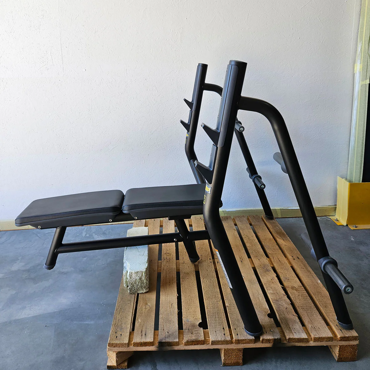 Technogym Horizontal Bench, Olympic Flat Bench, Bankdrückbank Flach mit Ablagen, Olympia Flachdrückerbank, Rahmebfarbe Schwarz, gebraucht - überholter Zustand - Image 3