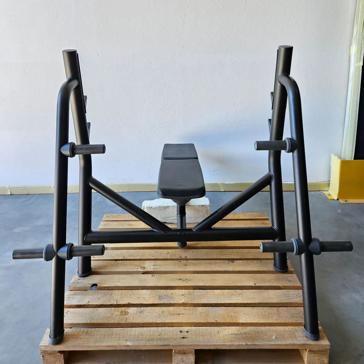 Technogym Horizontal Bench, Olympic Flat Bench, Bankdrückbank Flach mit Ablagen, Olympia Flachdrückerbank, Rahmebfarbe Schwarz, gebraucht - überholter Zustand - Image 4