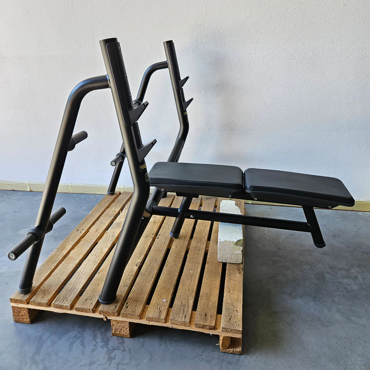 Technogym Horizontal Bench, Olympic Flat Bench, Bankdrückbank Flach mit Ablagen, Olympia Flachdrückerbank, Rahmebfarbe Schwarz, gebraucht - überholter Zustand - Image 5