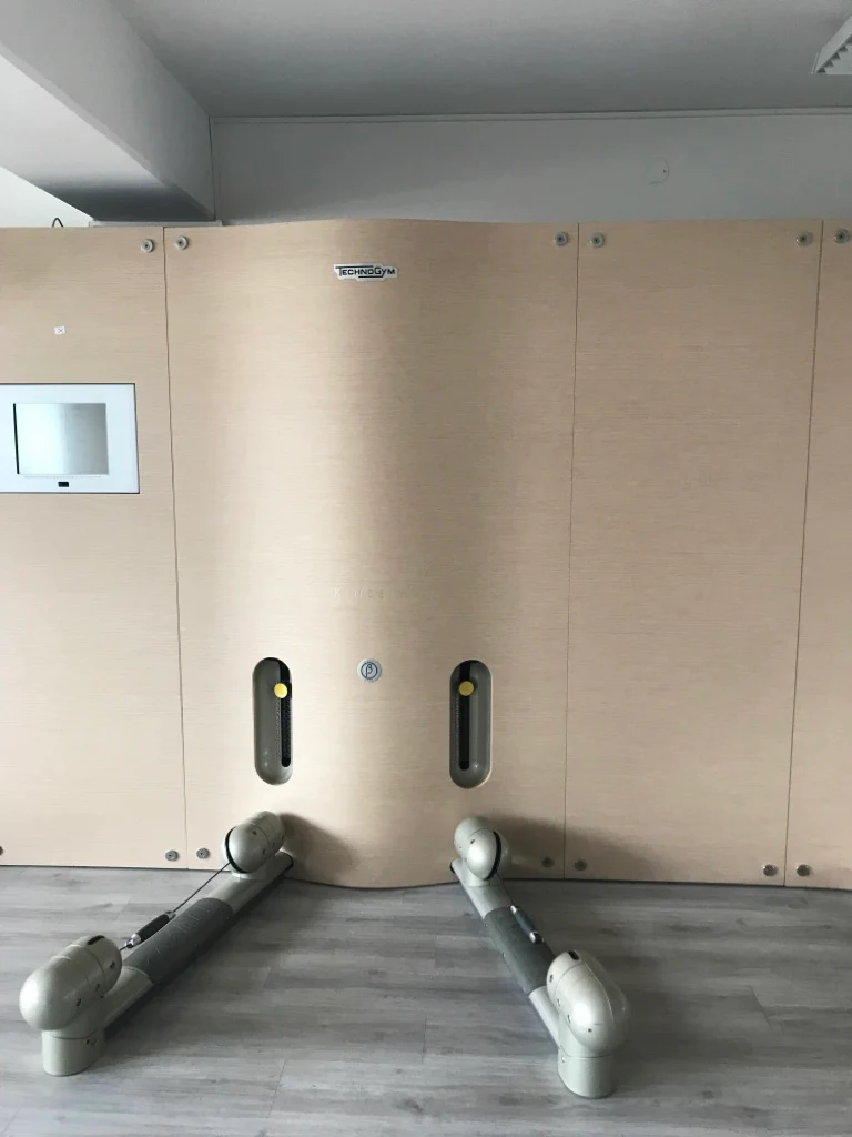 TechnoGym Kinesis Class Wand, Set mit 4 Modulen und TV, gebraucht, guter Zustand - Image 11