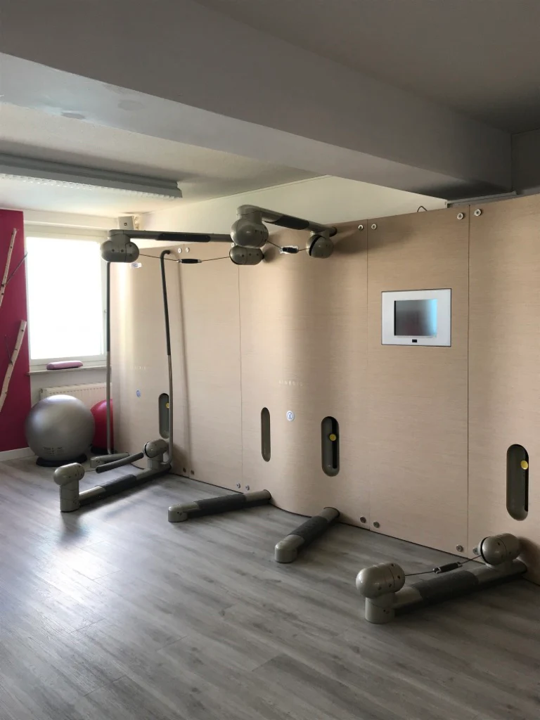 TechnoGym Kinesis Class Wand, Set mit 4 Modulen und TV, gebraucht, guter Zustand - Image 13