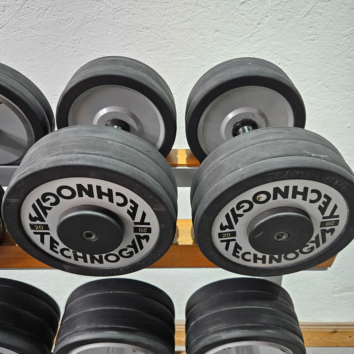 Technogym Kurzhantelsatz aus Guss mit Gummi Außenringen von 12 bis 30kg in 2kg Stufen ( 10 Paare ) Oldschool, Inkl. Kurzhantelablage, gebraucht - mit Gebrauchsspuren - Image 10