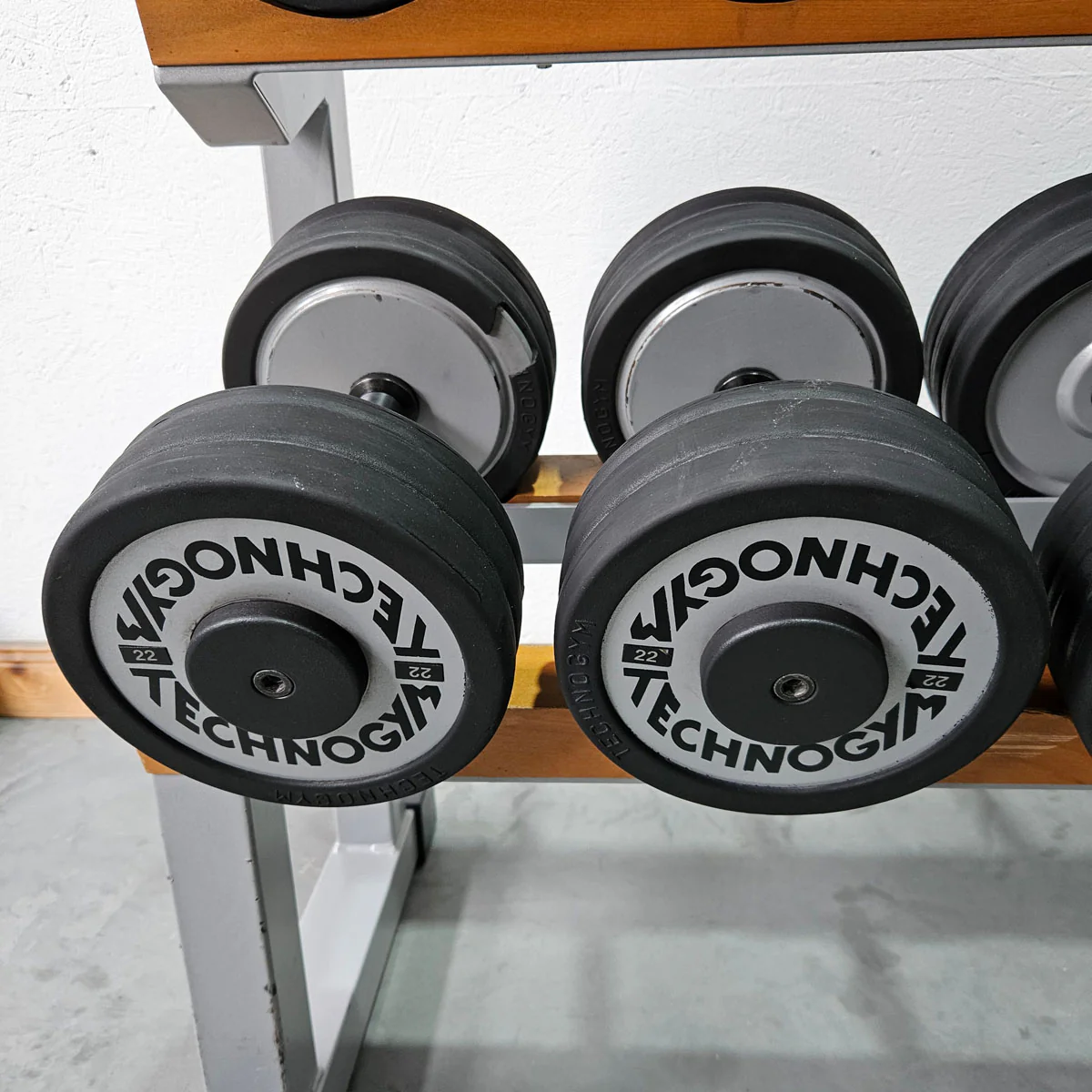 Technogym Kurzhantelsatz aus Guss mit Gummi Außenringen von 12 bis 30kg in 2kg Stufen ( 10 Paare ) Oldschool, Inkl. Kurzhantelablage, gebraucht - mit Gebrauchsspuren - Image 11