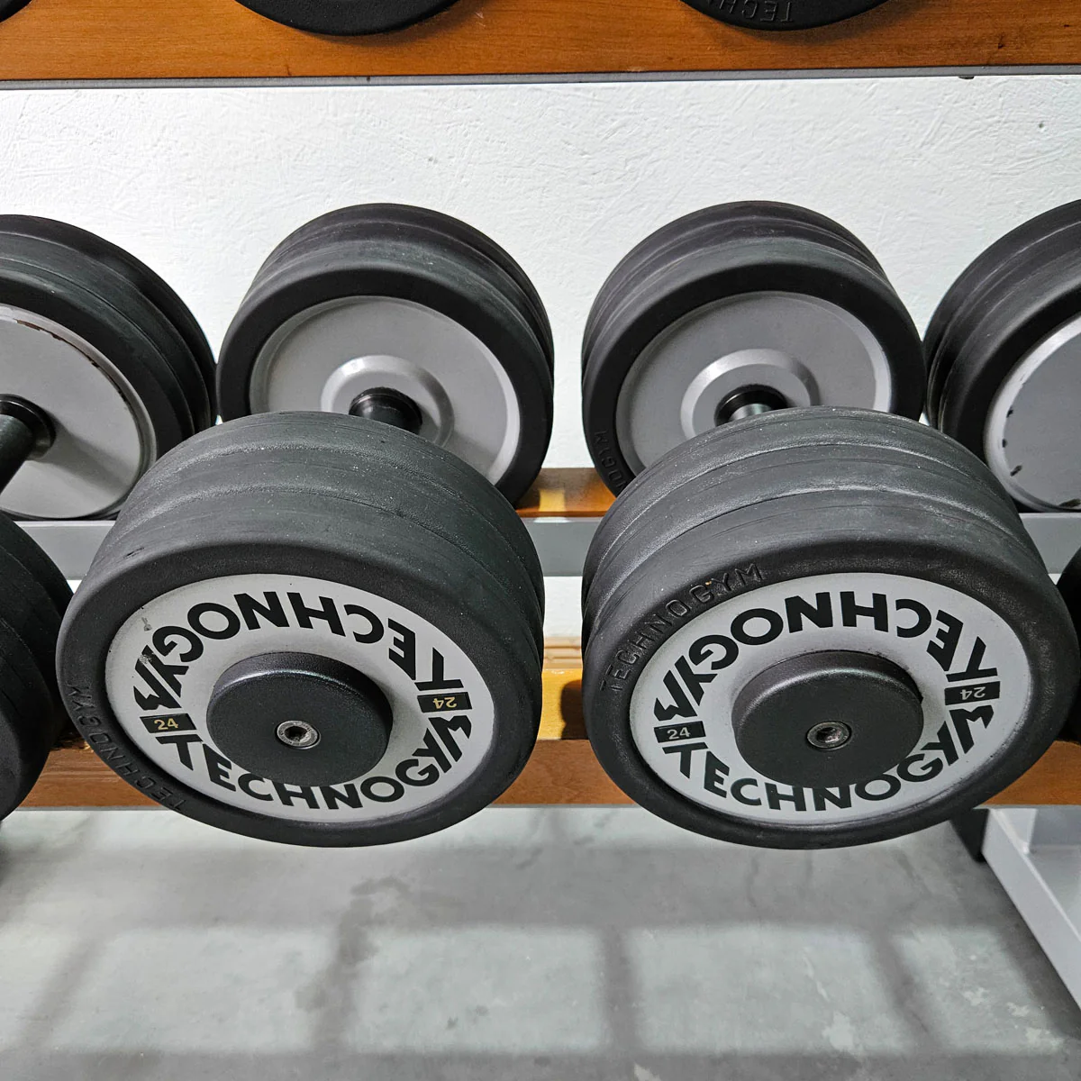 Technogym Kurzhantelsatz aus Guss mit Gummi Außenringen von 12 bis 30kg in 2kg Stufen ( 10 Paare ) Oldschool, Inkl. Kurzhantelablage, gebraucht - mit Gebrauchsspuren - Image 12