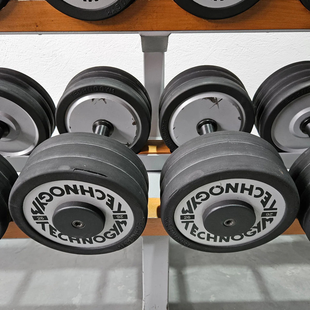 Technogym Kurzhantelsatz aus Guss mit Gummi Außenringen von 12 bis 30kg in 2kg Stufen ( 10 Paare ) Oldschool, Inkl. Kurzhantelablage, gebraucht - mit Gebrauchsspuren - Image 13