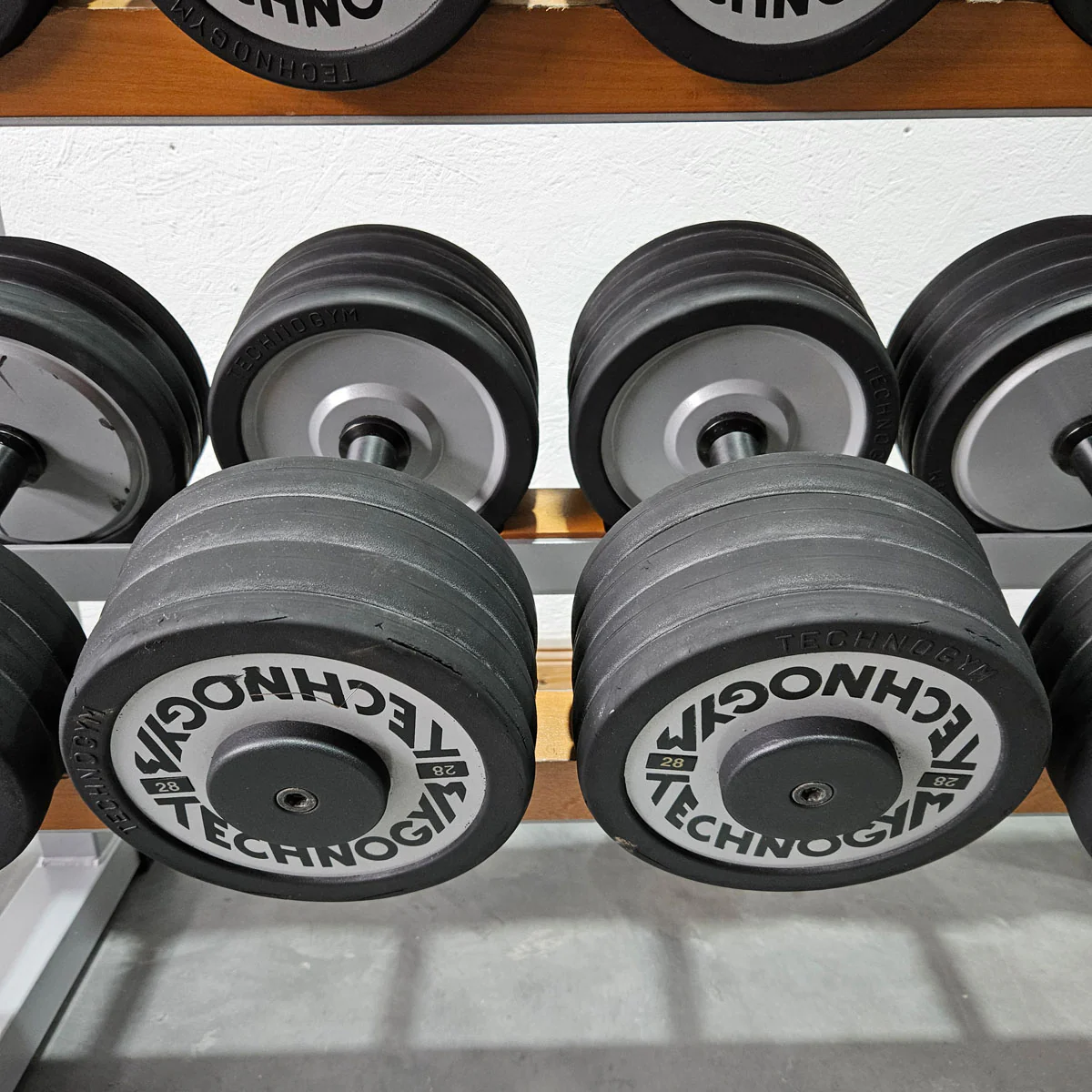 Technogym Kurzhantelsatz aus Guss mit Gummi Außenringen von 12 bis 30kg in 2kg Stufen ( 10 Paare ) Oldschool, Inkl. Kurzhantelablage, gebraucht - mit Gebrauchsspuren - Image 14
