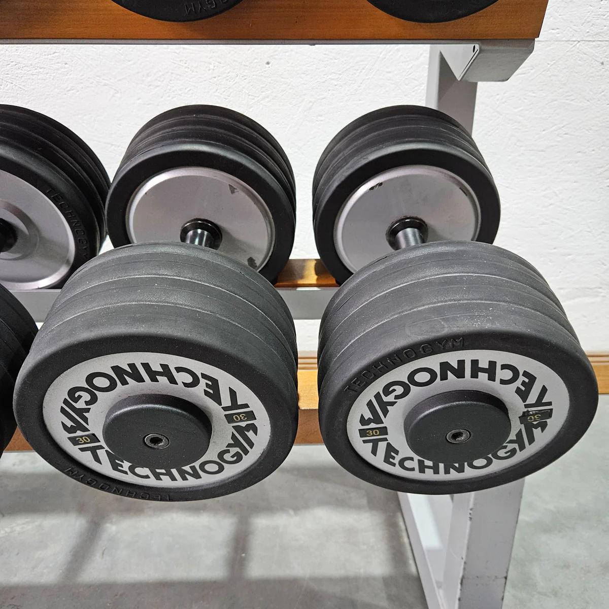 Technogym Kurzhantelsatz aus Guss mit Gummi Außenringen von 12 bis 30kg in 2kg Stufen ( 10 Paare ) Oldschool, Inkl. Kurzhantelablage, gebraucht - mit Gebrauchsspuren - Image 15