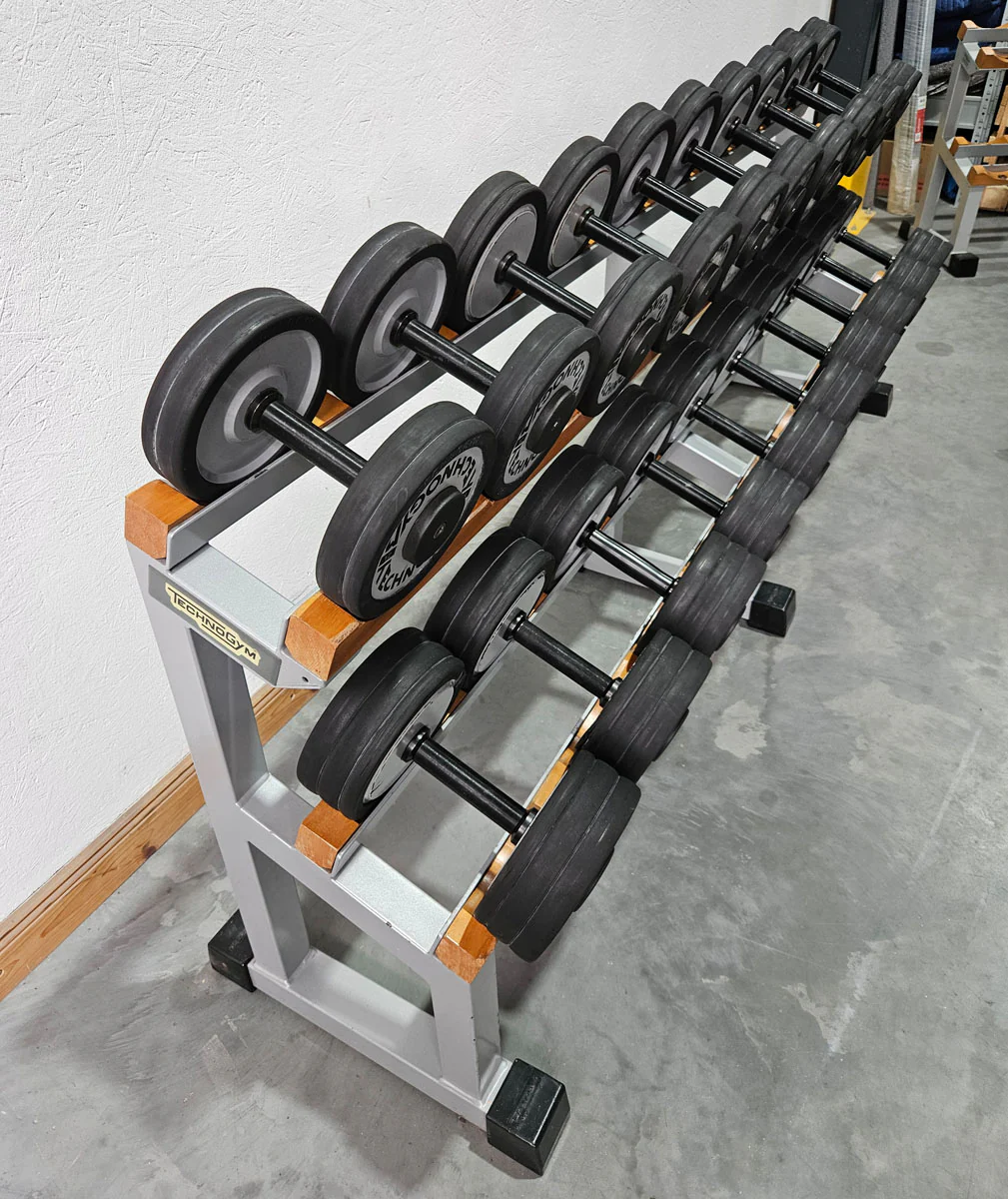 Technogym Kurzhantelsatz aus Guss mit Gummi Außenringen von 12 bis 30kg in 2kg Stufen ( 10 Paare ) Oldschool, Inkl. Kurzhantelablage, gebraucht - mit Gebrauchsspuren - Image 3