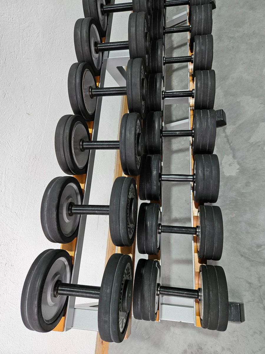 Technogym Kurzhantelsatz aus Guss mit Gummi Außenringen von 12 bis 30kg in 2kg Stufen ( 10 Paare ) Oldschool, Inkl. Kurzhantelablage, gebraucht - mit Gebrauchsspuren - Image 4