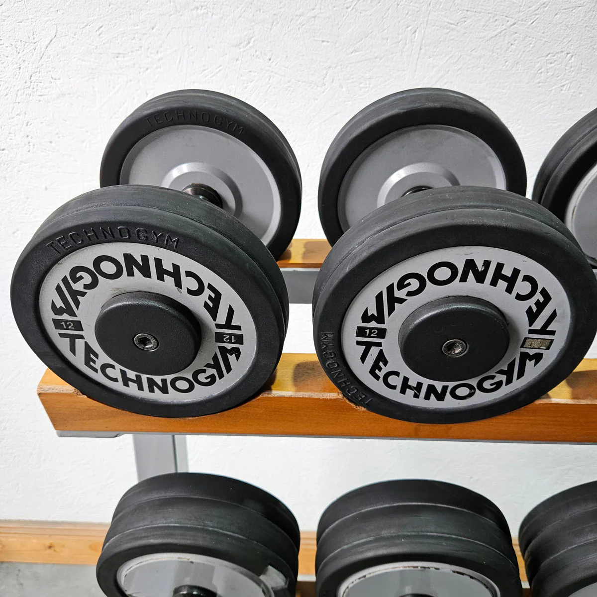 Technogym Kurzhantelsatz aus Guss mit Gummi Außenringen von 12 bis 30kg in 2kg Stufen ( 10 Paare ) Oldschool, Inkl. Kurzhantelablage, gebraucht - mit Gebrauchsspuren - Image 6
