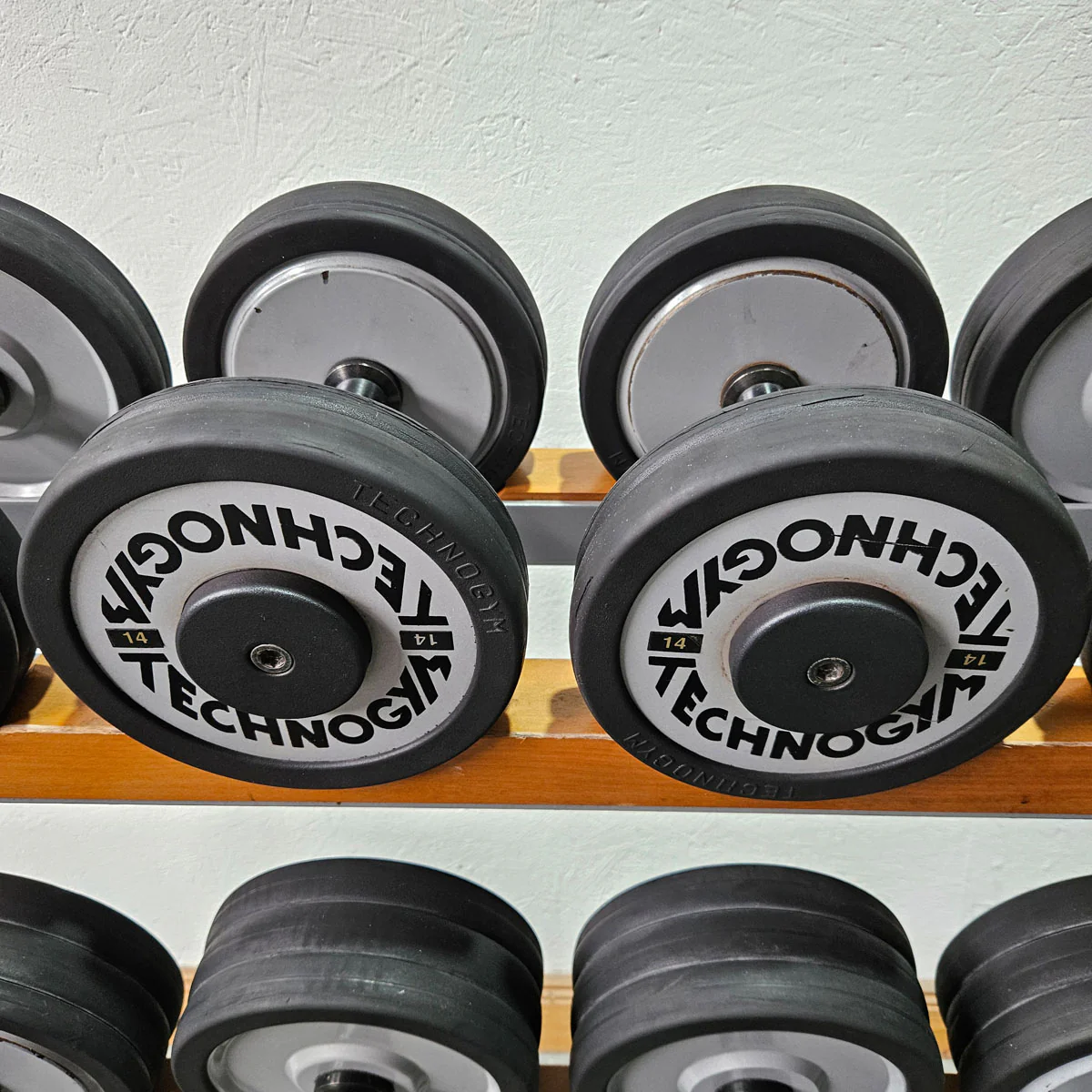 Technogym Kurzhantelsatz aus Guss mit Gummi Außenringen von 12 bis 30kg in 2kg Stufen ( 10 Paare ) Oldschool, Inkl. Kurzhantelablage, gebraucht - mit Gebrauchsspuren - Image 7