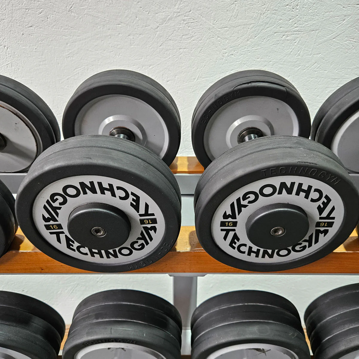 Technogym Kurzhantelsatz aus Guss mit Gummi Außenringen von 12 bis 30kg in 2kg Stufen ( 10 Paare ) Oldschool, Inkl. Kurzhantelablage, gebraucht - mit Gebrauchsspuren - Image 8