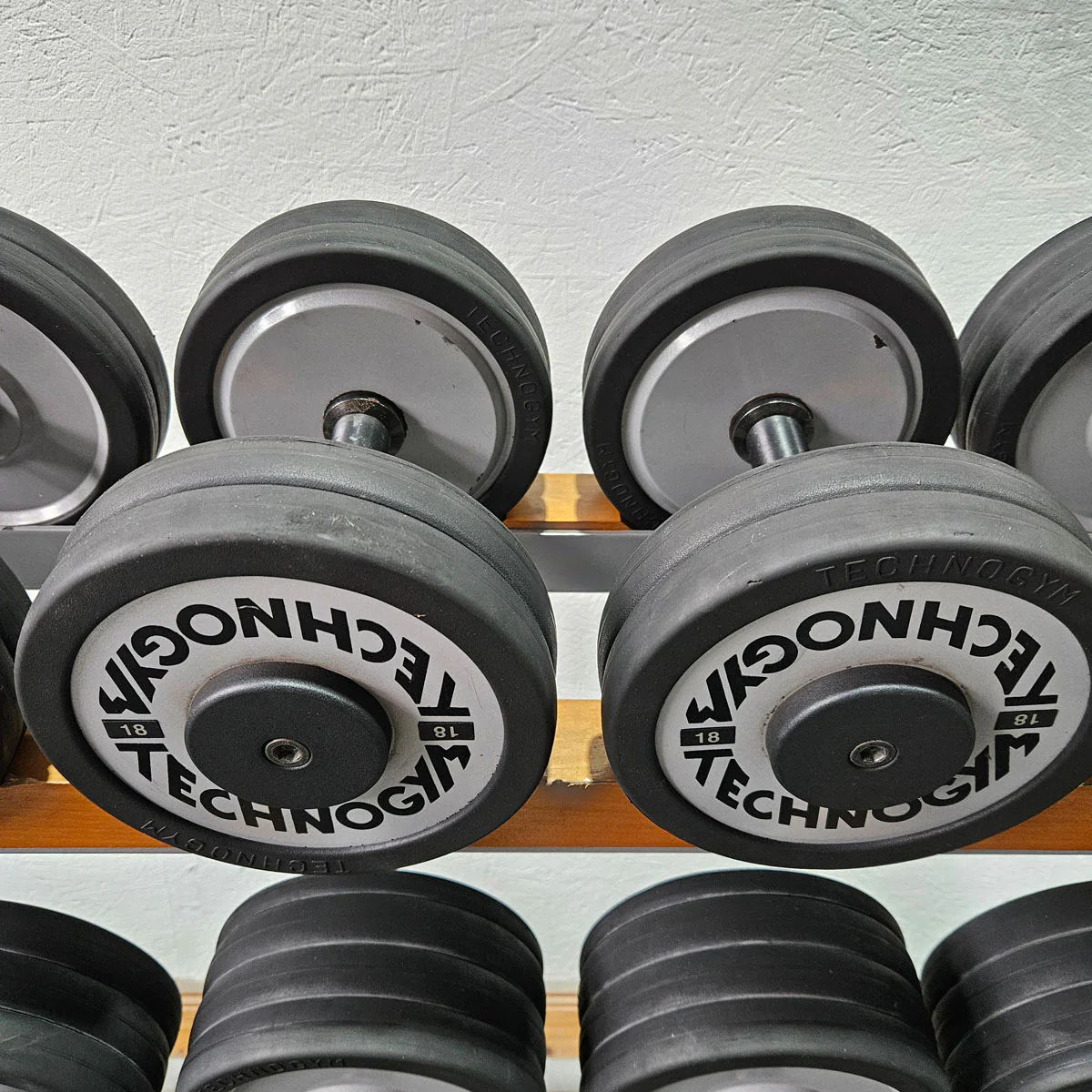 Technogym Kurzhantelsatz aus Guss mit Gummi Außenringen von 12 bis 30kg in 2kg Stufen ( 10 Paare ) Oldschool, Inkl. Kurzhantelablage, gebraucht - mit Gebrauchsspuren - Image 9