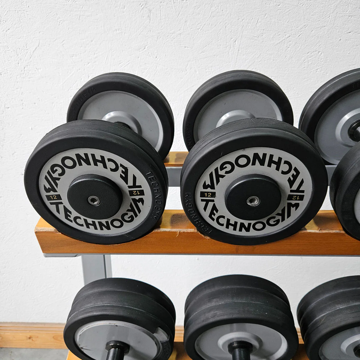 Technogym Kurzhantelsatz aus Guss mit Gummi Außenringen von 12 bis 40kg in 2kg Stufen ( 17 Paare ) + einige Paare doppelt Oldschool, Inkl. Kurzhantelablagen, gebraucht - mit Gebrauchsspuren - Image 10