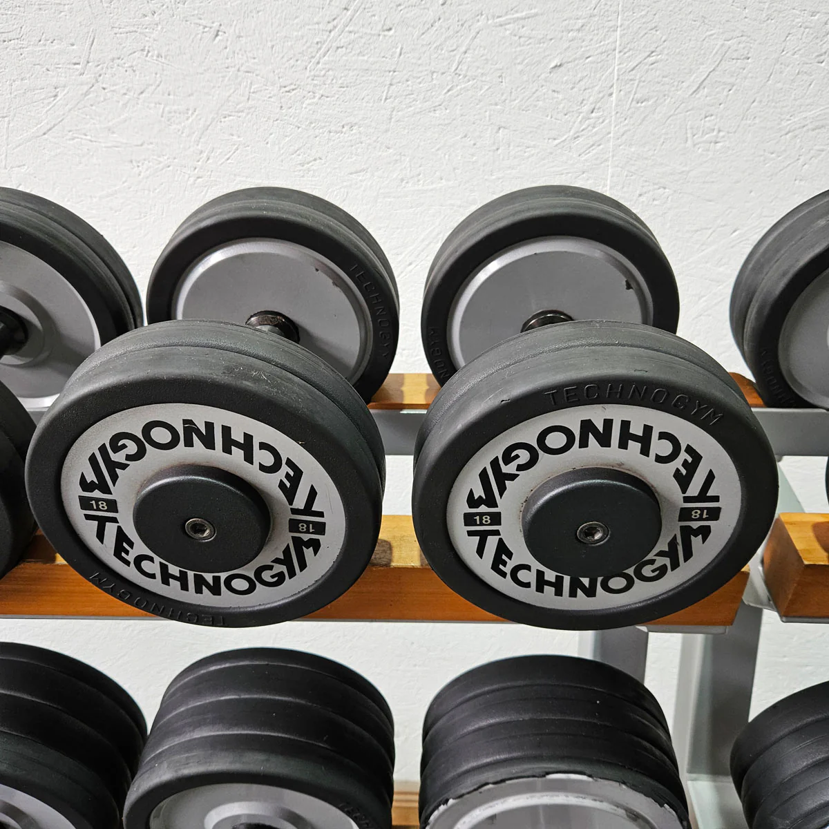 Technogym Kurzhantelsatz aus Guss mit Gummi Außenringen von 12 bis 40kg in 2kg Stufen ( 17 Paare ) + einige Paare doppelt Oldschool, Inkl. Kurzhantelablagen, gebraucht - mit Gebrauchsspuren - Image 14