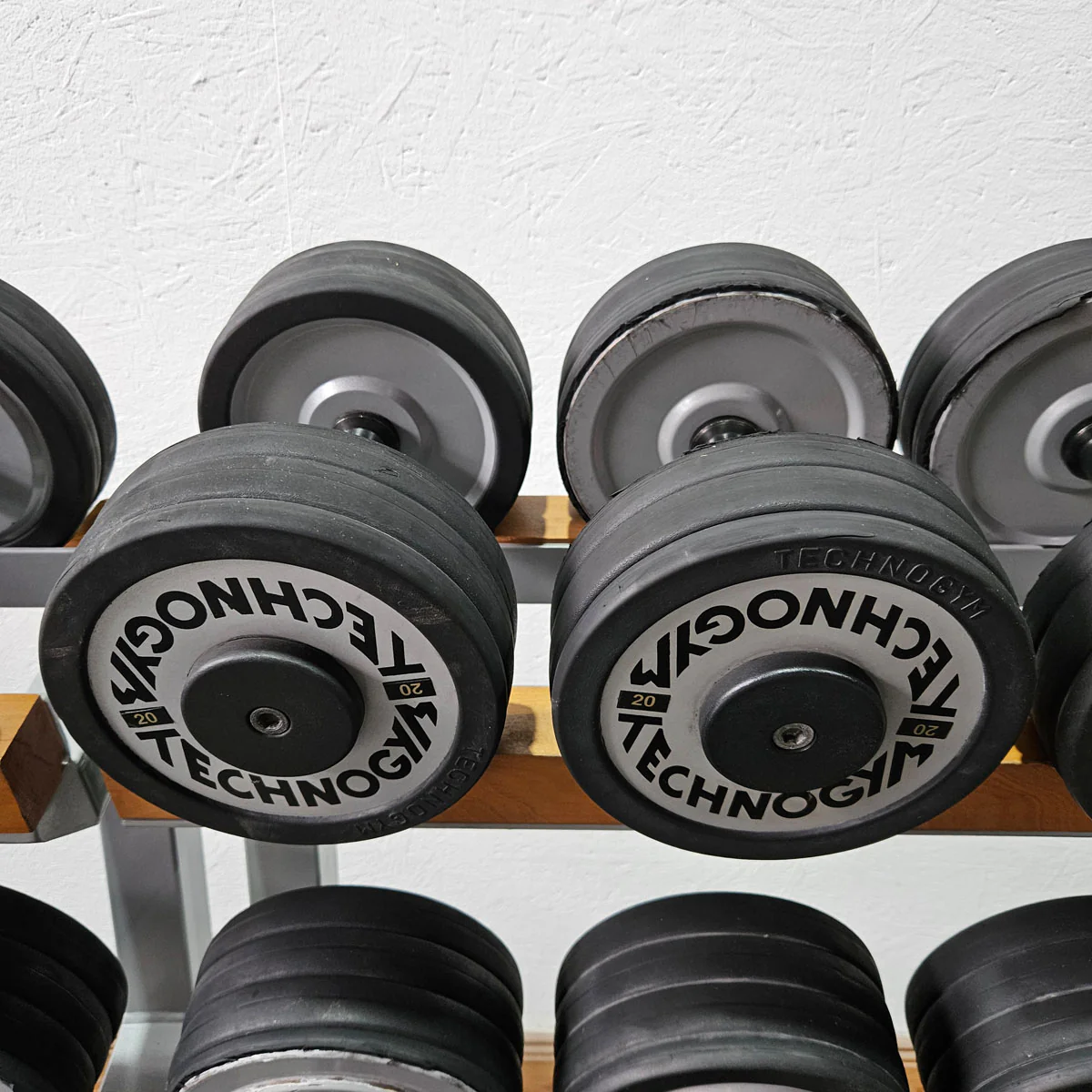 Technogym Kurzhantelsatz aus Guss mit Gummi Außenringen von 12 bis 40kg in 2kg Stufen ( 17 Paare ) + einige Paare doppelt Oldschool, Inkl. Kurzhantelablagen, gebraucht - mit Gebrauchsspuren - Image 15
