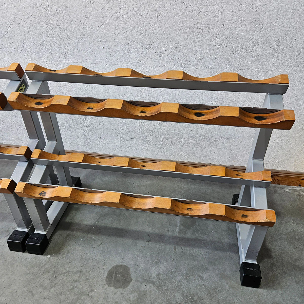 Technogym Kurzhantelsatz aus Guss mit Gummi Außenringen von 12 bis 40kg in 2kg Stufen ( 17 Paare ) + einige Paare doppelt Oldschool, Inkl. Kurzhantelablagen, gebraucht - mit Gebrauchsspuren - Image 3