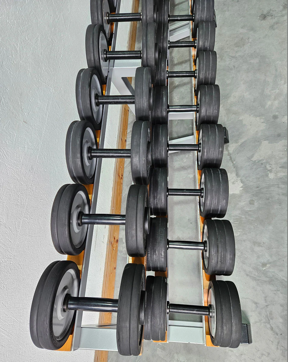 Technogym Kurzhantelsatz aus Guss mit Gummi Außenringen von 12 bis 40kg in 2kg Stufen ( 17 Paare ) + einige Paare doppelt Oldschool, Inkl. Kurzhantelablagen, gebraucht - mit Gebrauchsspuren - Image 4