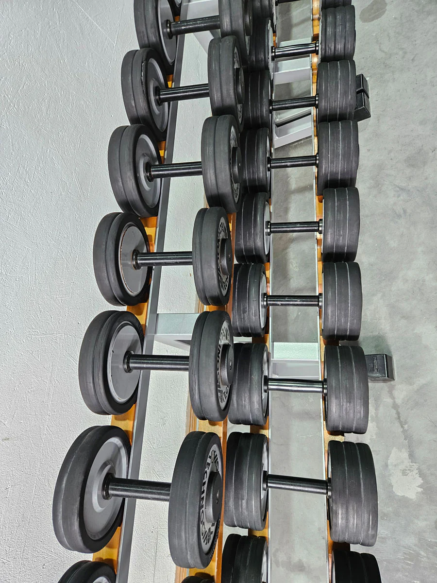 Technogym Kurzhantelsatz aus Guss mit Gummi Außenringen von 12 bis 40kg in 2kg Stufen ( 17 Paare ) + einige Paare doppelt Oldschool, Inkl. Kurzhantelablagen, gebraucht - mit Gebrauchsspuren - Image 5