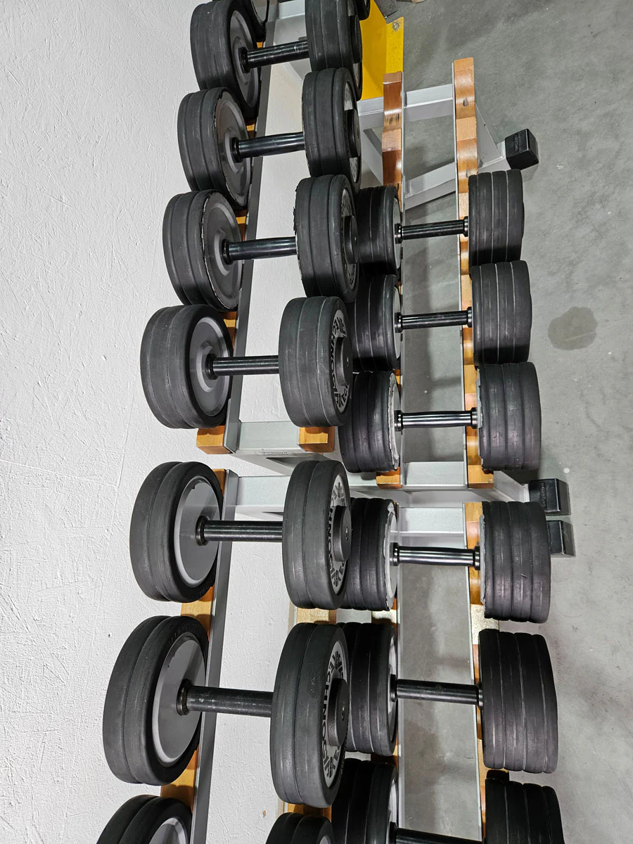 Technogym Kurzhantelsatz aus Guss mit Gummi Außenringen von 12 bis 40kg in 2kg Stufen ( 17 Paare ) + einige Paare doppelt Oldschool, Inkl. Kurzhantelablagen, gebraucht - mit Gebrauchsspuren - Image 6