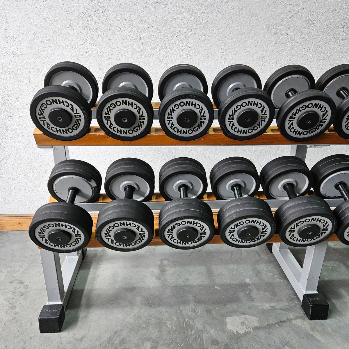 Technogym Kurzhantelsatz aus Guss mit Gummi Außenringen von 12 bis 40kg in 2kg Stufen ( 17 Paare ) + einige Paare doppelt Oldschool, Inkl. Kurzhantelablagen, gebraucht - mit Gebrauchsspuren - Image 7