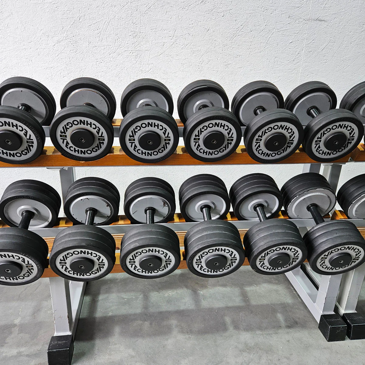 Technogym Kurzhantelsatz aus Guss mit Gummi Außenringen von 12 bis 40kg in 2kg Stufen ( 17 Paare ) + einige Paare doppelt Oldschool, Inkl. Kurzhantelablagen, gebraucht - mit Gebrauchsspuren - Image 8
