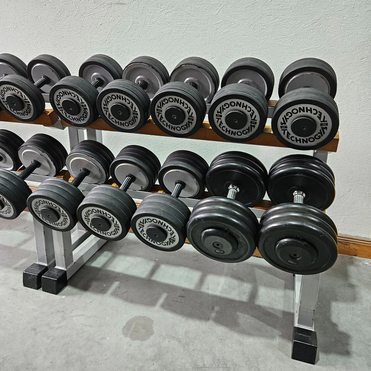 Technogym Kurzhantelsatz aus Guss mit Gummi Außenringen von 12 bis 40kg in 2kg Stufen ( 17 Paare ) + einige Paare doppelt Oldschool, Inkl. Kurzhantelablagen, gebraucht - mit Gebrauchsspuren - Image 9