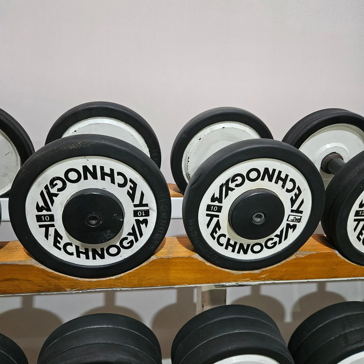 Technogym Kurzhantelsatz aus Guss mit Gummi Außenringen von 4 bis 32kg in 2kg Stufen ( 15 Paare ) Oldschool, Optional mit Kurzhantelablage, gebraucht - mit Gebrauchsspuren - Image 10