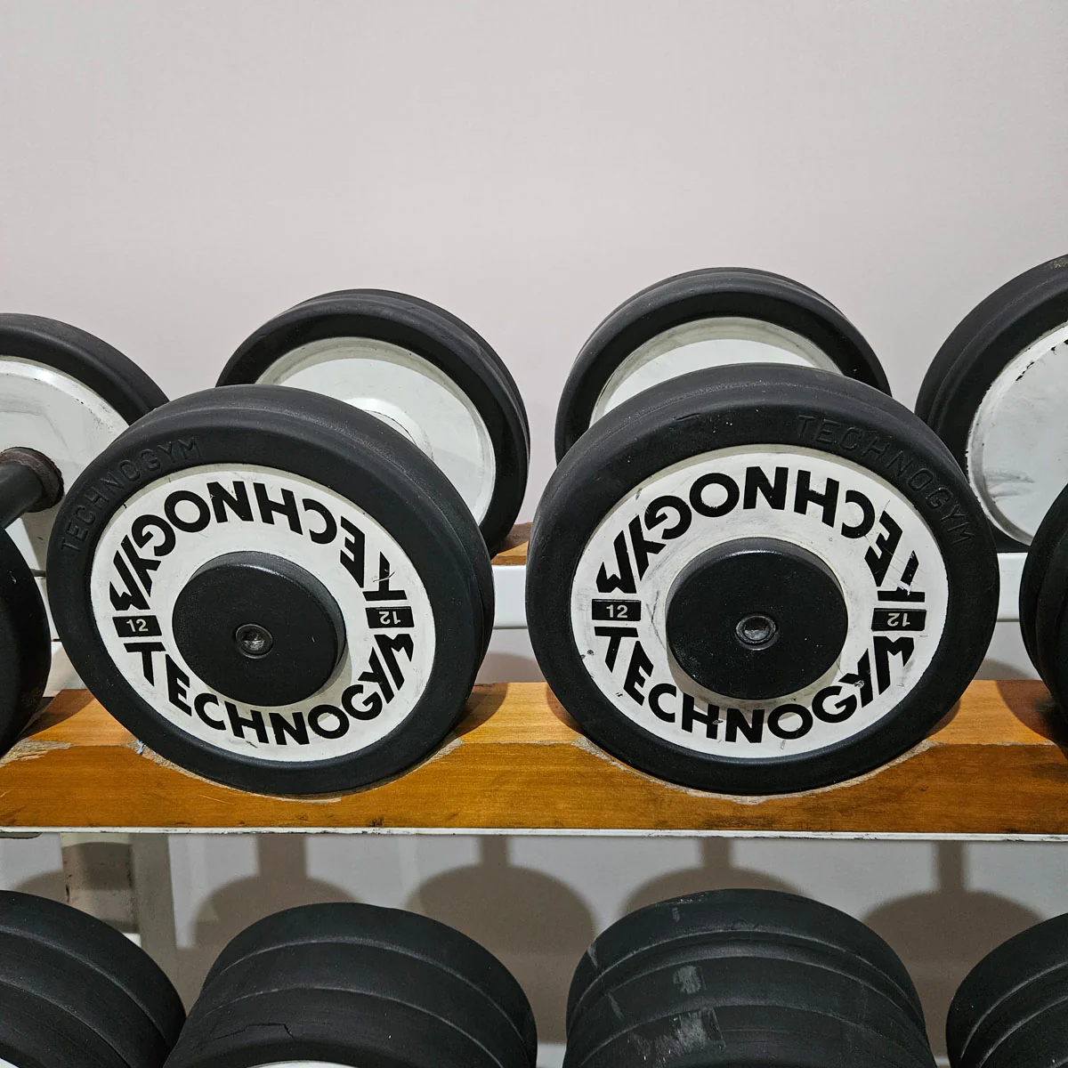 Technogym Kurzhantelsatz aus Guss mit Gummi Außenringen von 4 bis 32kg in 2kg Stufen ( 15 Paare ) Oldschool, Optional mit Kurzhantelablage, gebraucht - mit Gebrauchsspuren - Image 11