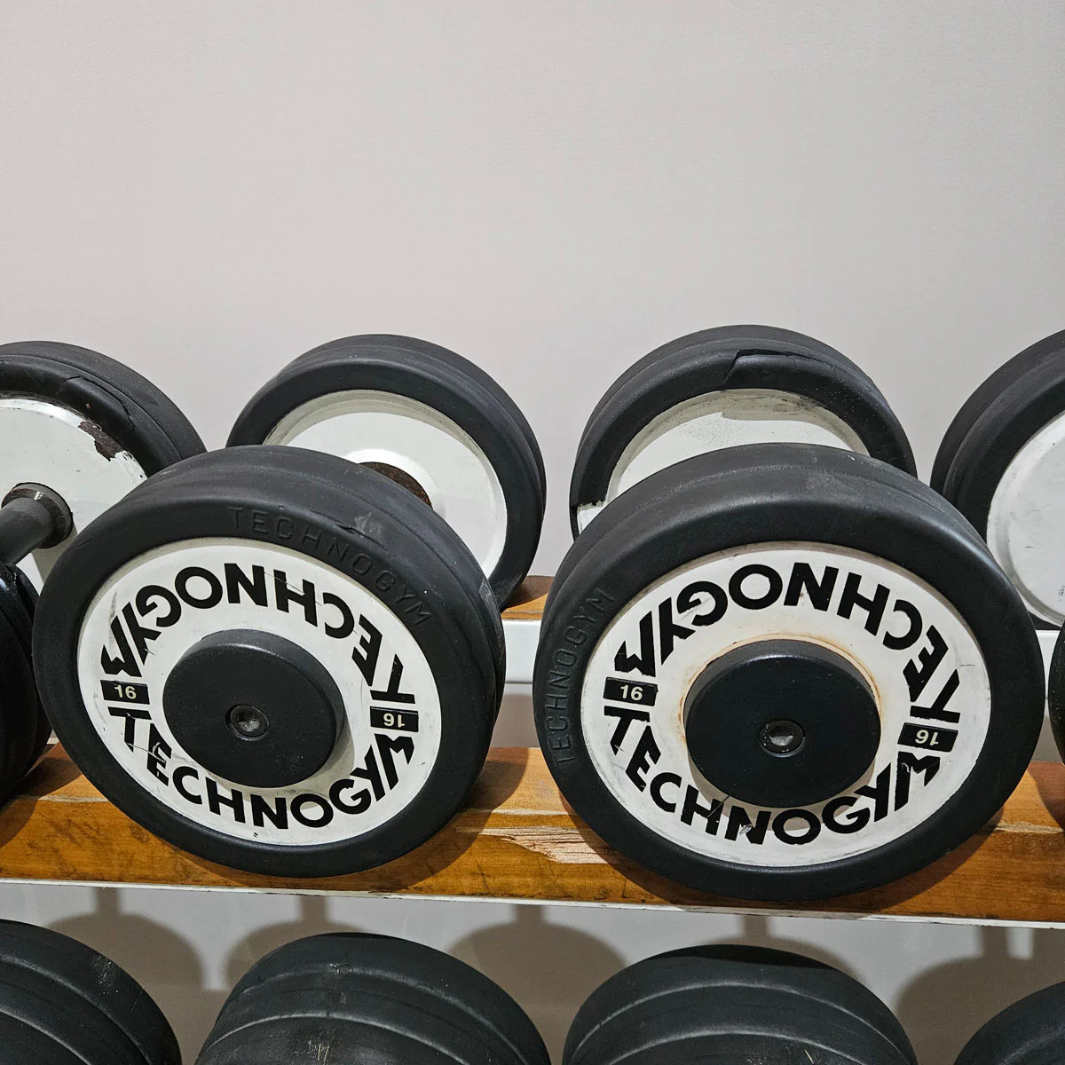 Technogym Kurzhantelsatz aus Guss mit Gummi Außenringen von 4 bis 32kg in 2kg Stufen ( 15 Paare ) Oldschool, Optional mit Kurzhantelablage, gebraucht - mit Gebrauchsspuren - Image 13