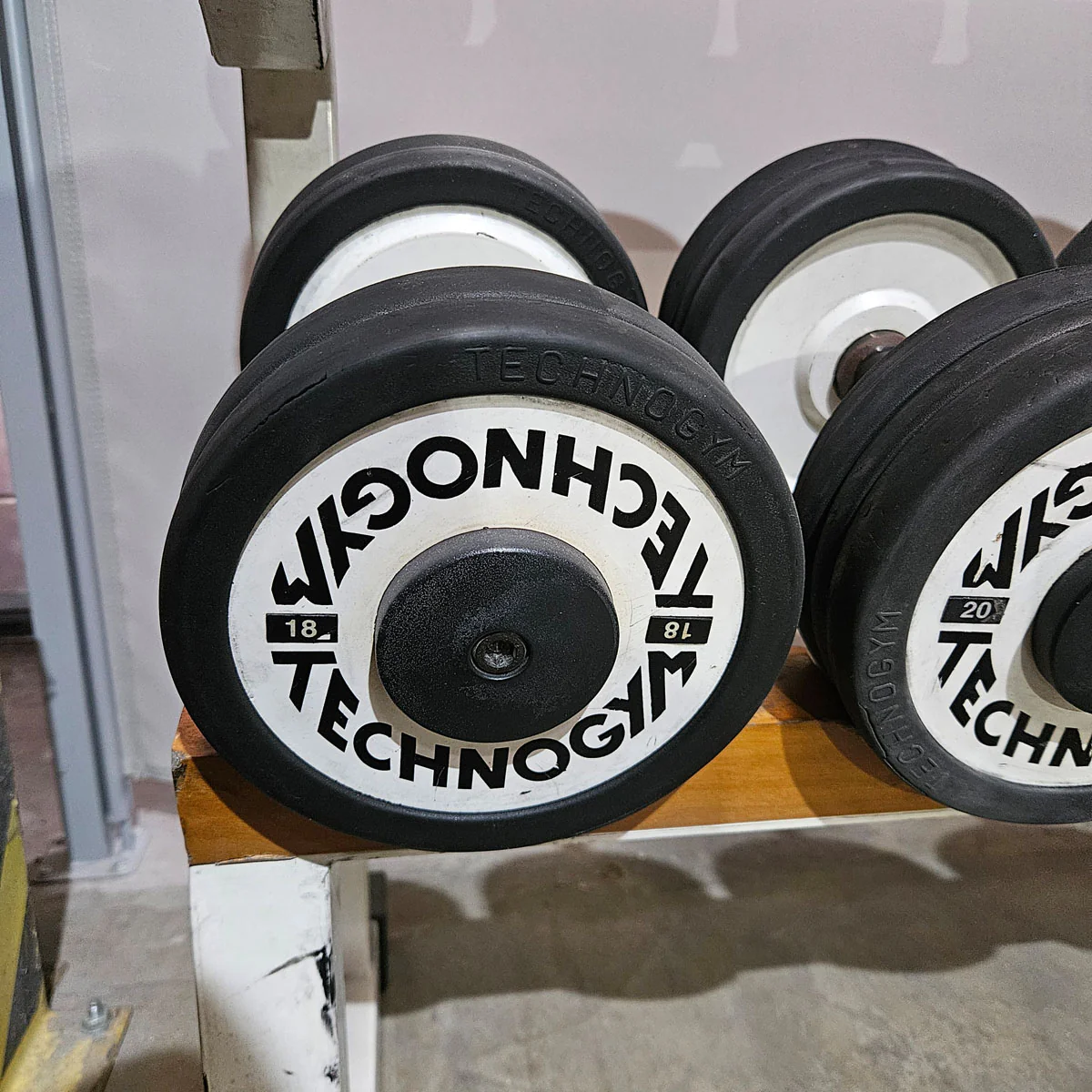 Technogym Kurzhantelsatz aus Guss mit Gummi Außenringen von 4 bis 32kg in 2kg Stufen ( 15 Paare ) Oldschool, Optional mit Kurzhantelablage, gebraucht - mit Gebrauchsspuren - Image 15