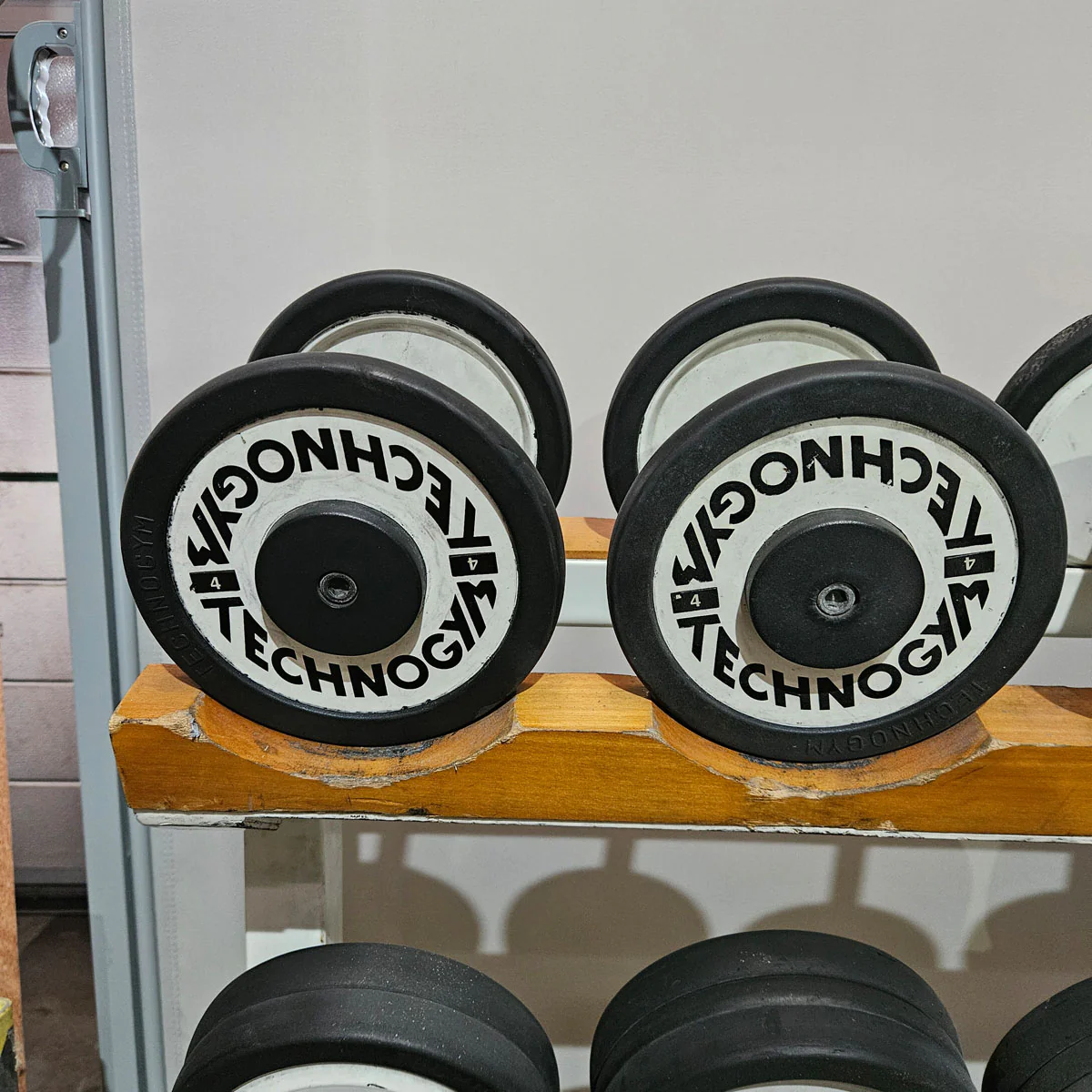 Technogym Kurzhantelsatz aus Guss mit Gummi Außenringen von 4 bis 32kg in 2kg Stufen ( 15 Paare ) Oldschool, Optional mit Kurzhantelablage, gebraucht - mit Gebrauchsspuren - Image 7