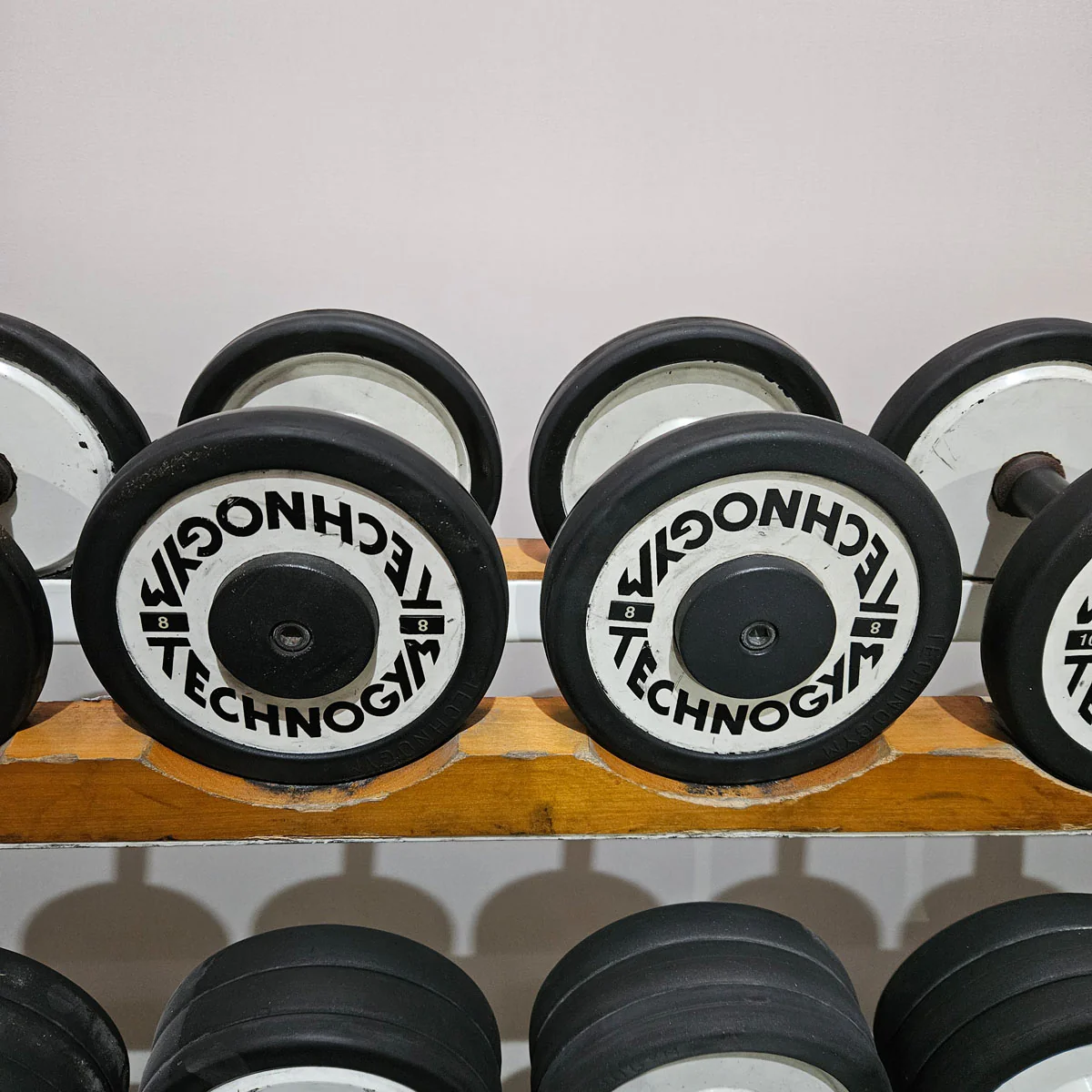 Technogym Kurzhantelsatz aus Guss mit Gummi Außenringen von 4 bis 32kg in 2kg Stufen ( 15 Paare ) Oldschool, Optional mit Kurzhantelablage, gebraucht - mit Gebrauchsspuren - Image 9