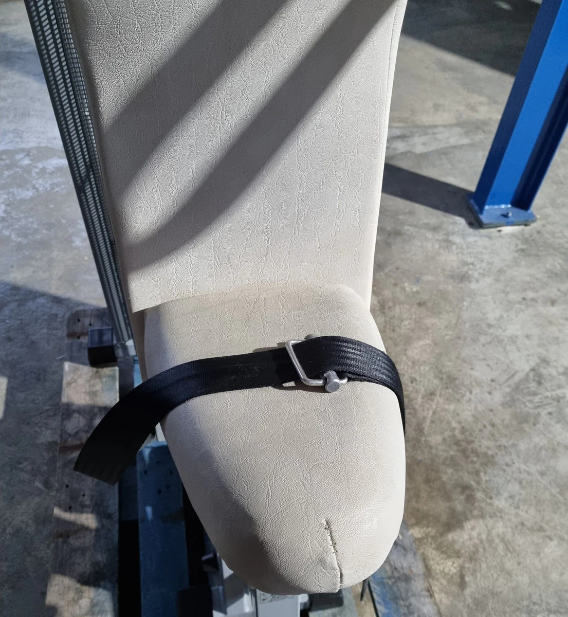 Technogym Latzug, Pulldown, Vertical Traction, Silverline, Rahmenfarbe Silber, Polsterfarbe Beige, gebraucht - Image 10