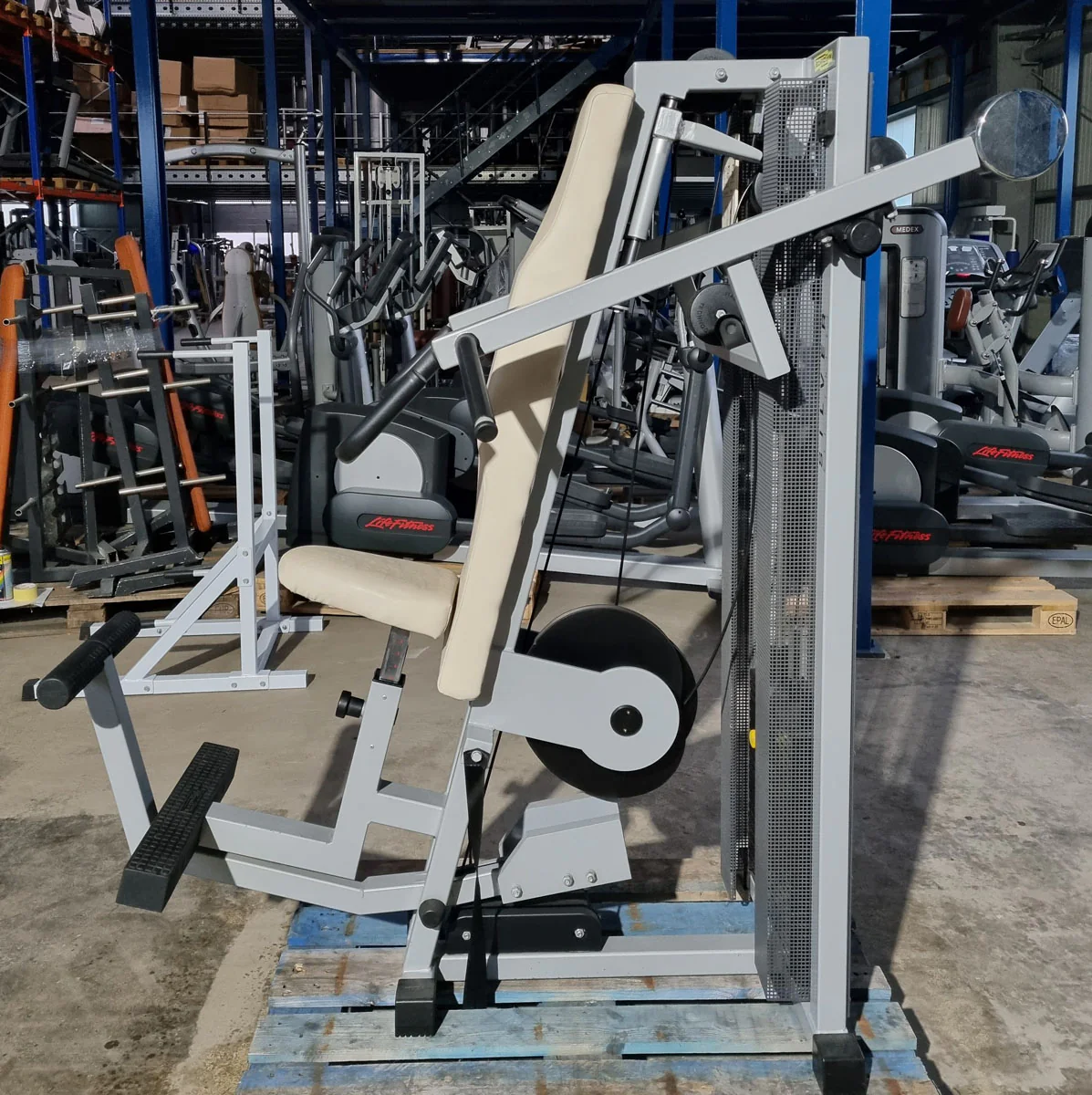 Technogym Latzug, Pulldown, Vertical Traction, Silverline, Rahmenfarbe Silber, Polsterfarbe Beige, gebraucht - Image 2