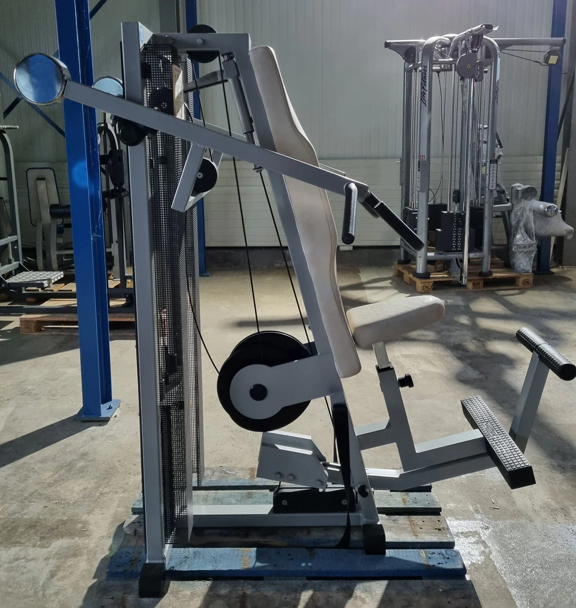 Technogym Latzug, Pulldown, Vertical Traction, Silverline, Rahmenfarbe Silber, Polsterfarbe Beige, gebraucht - Image 5