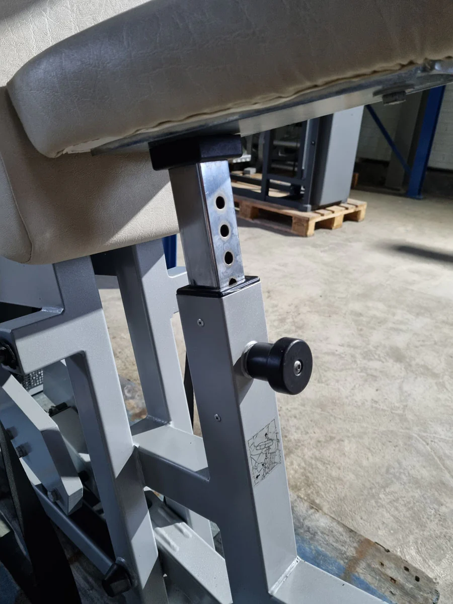 Technogym Latzug, Pulldown, Vertical Traction, Silverline, Rahmenfarbe Silber, Polsterfarbe Beige, gebraucht - Image 9