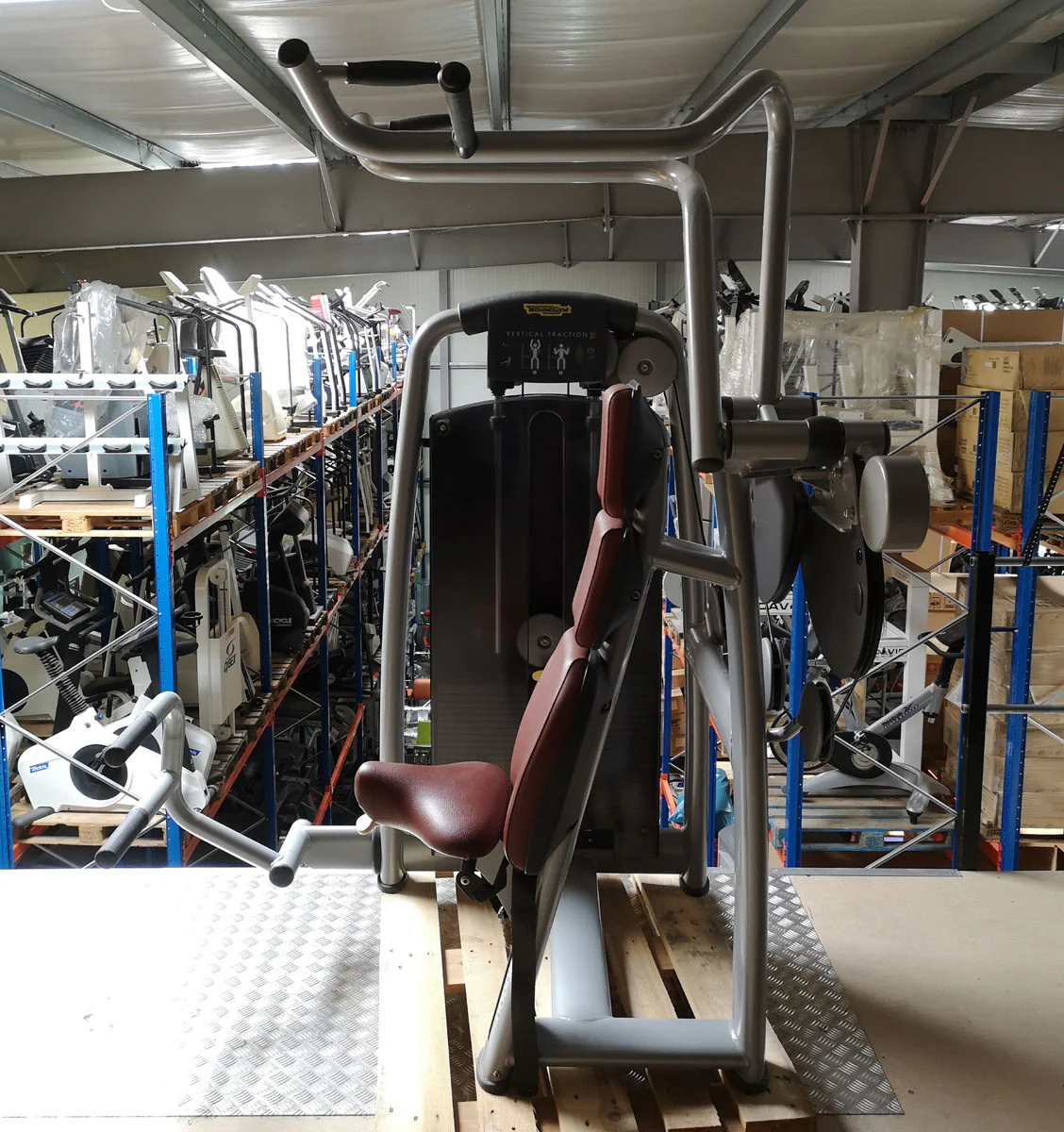 TechnoGym Latzug, Vertical Traction, Pulldown, Selection Line - Neues Modell mit Plastikverkleidung, Polster Braun, gebraucht - überholter Zustand - Image 2