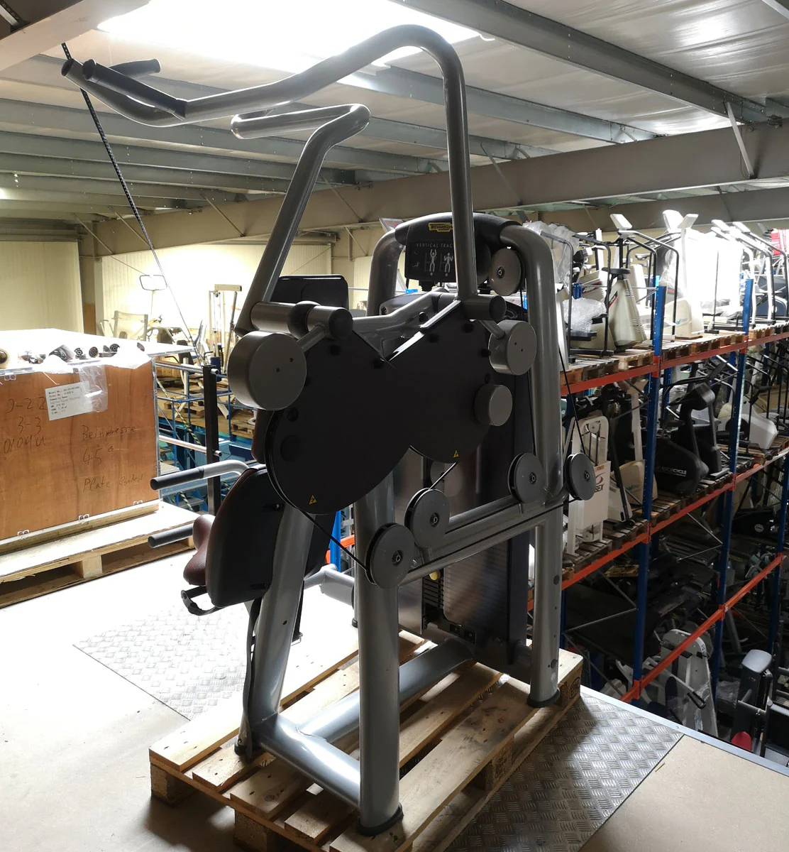 TechnoGym Latzug, Vertical Traction, Pulldown, Selection Line - Neues Modell mit Plastikverkleidung, Polster Braun, gebraucht - überholter Zustand - Image 3