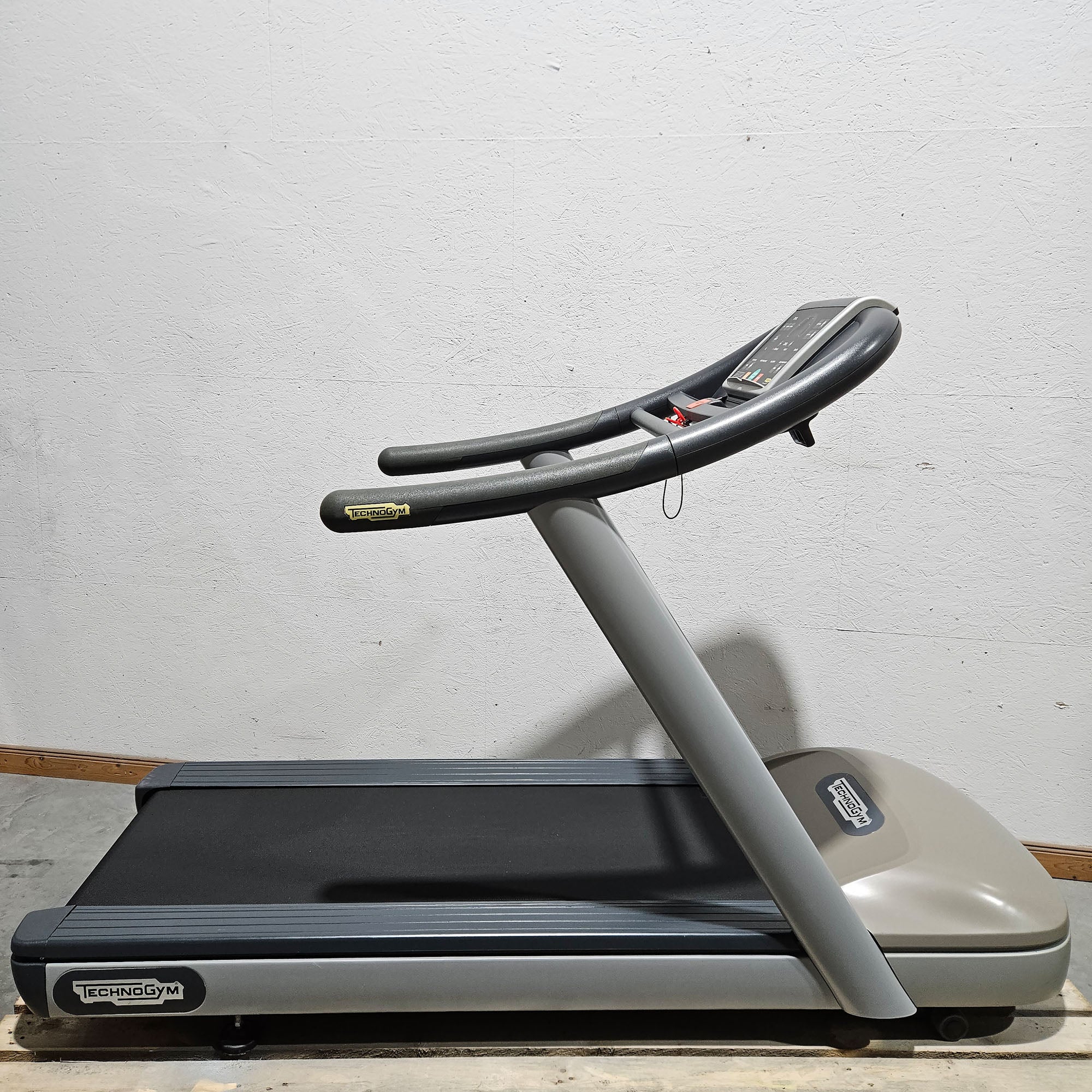 TechnoGym Laufband Excite Line Jog Now 500, LED Display, gebraucht - überholter Zustand - Image 3