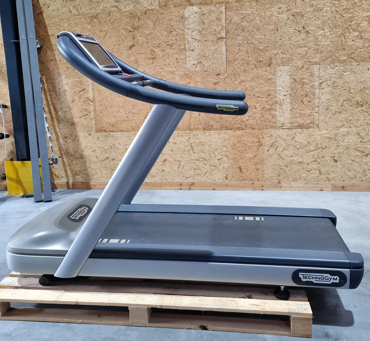 TechnoGym Laufband Excite Line Jog Now 700, Unity Display mit Internet, Youtube, gebraucht - überholter Zustand - Image 2