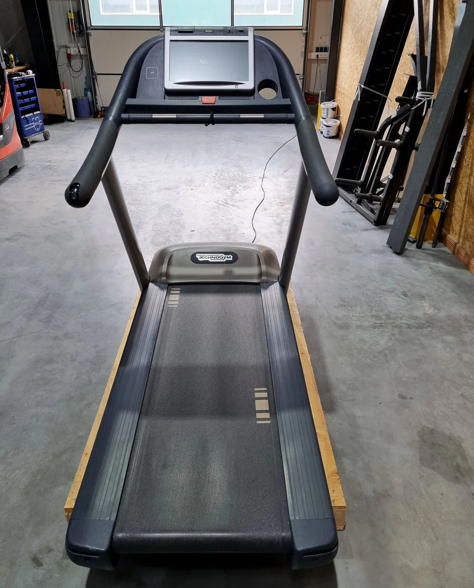 TechnoGym Laufband Excite Line Jog Now 700, Unity Display mit Internet, Youtube, gebraucht - überholter Zustand - Image 3