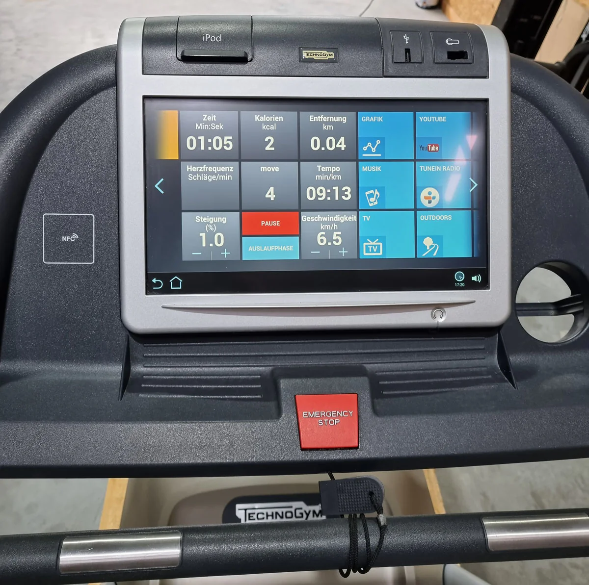 TechnoGym Laufband Excite Line Jog Now 700, Unity Display mit Internet, Youtube, gebraucht - überholter Zustand - Image 4