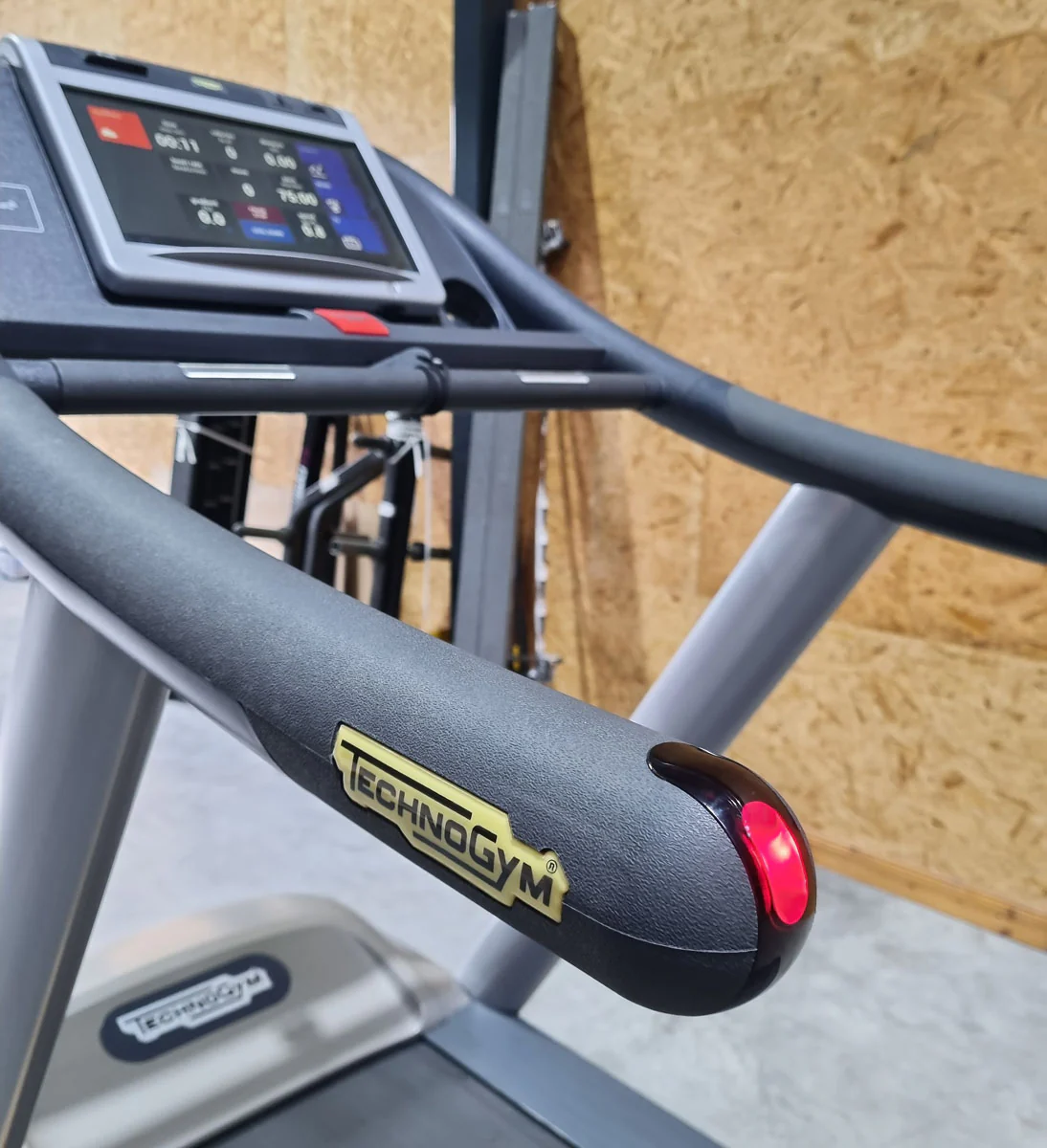 TechnoGym Laufband Excite Line Jog Now 700, Unity Display mit Internet, Youtube, gebraucht - überholter Zustand - Image 5