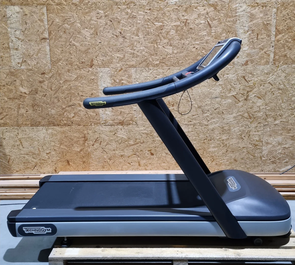 TechnoGym Laufband Excite Line Jog Now 700, Visioweb Touch Display, gebraucht - überholter Zustand - Image 4