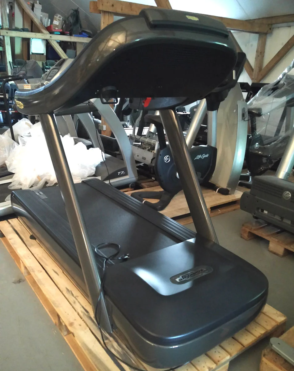 TechnoGym Laufband Excite Line Run Now 700, Unity Display mit Internet, Youtube, Neflix, gebraucht - überholter Zustand - Image 2