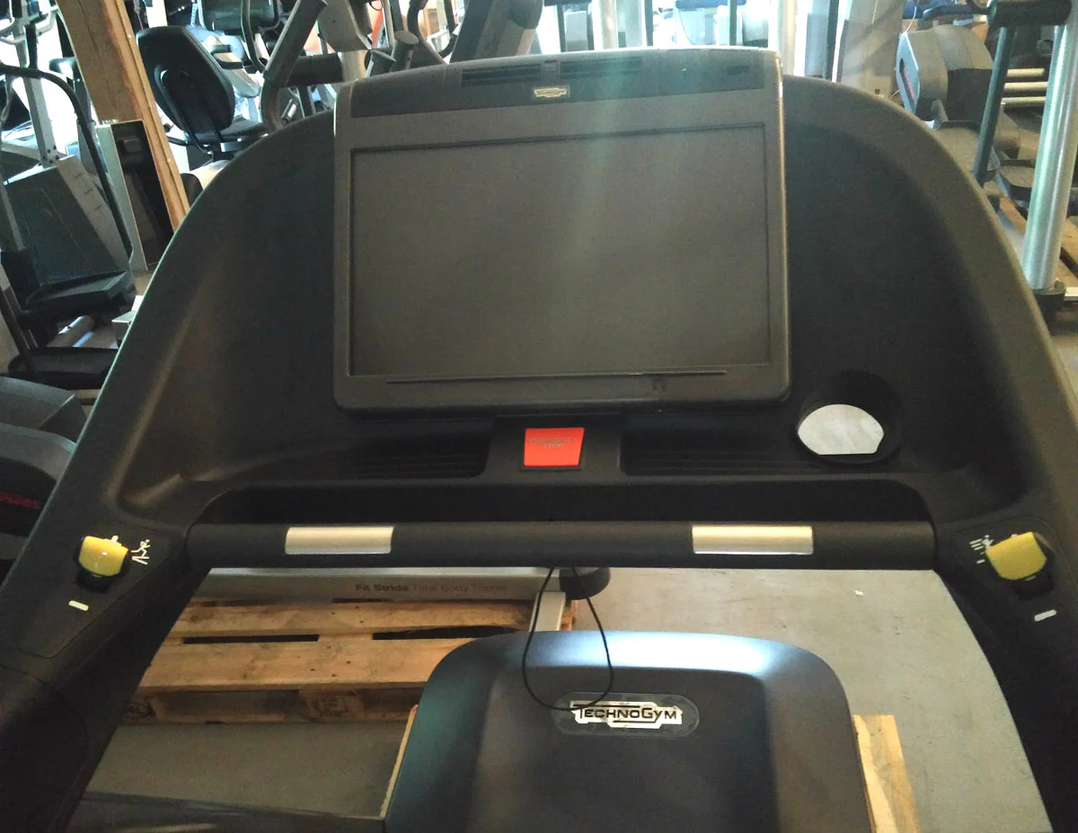 TechnoGym Laufband Excite Line Run Now 700, Unity Display mit Internet, Youtube, Neflix, gebraucht - überholter Zustand - Image 3