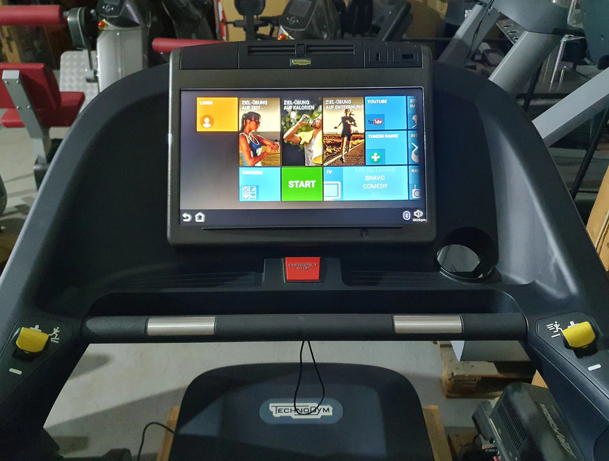 TechnoGym Laufband Excite Line Run Now 700, Unity Display mit Internet, Youtube, Neflix, gebraucht - überholter Zustand - Image 5