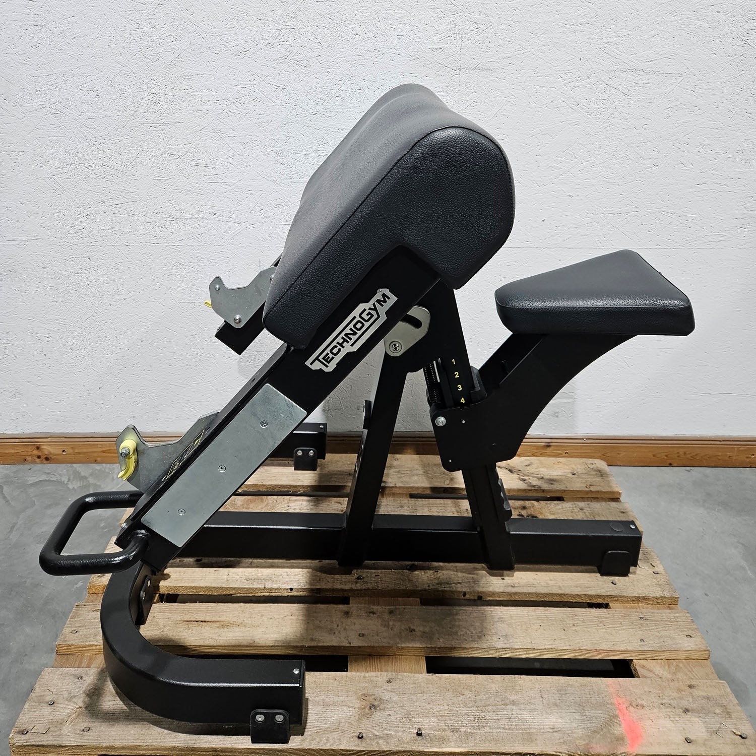 TechnoGym Pure Strength Scott Bench Scottcurl Bank, Bizeps Trainingsbank, Farbe Schwarz, gebraucht - überholter Zustand - Image 2