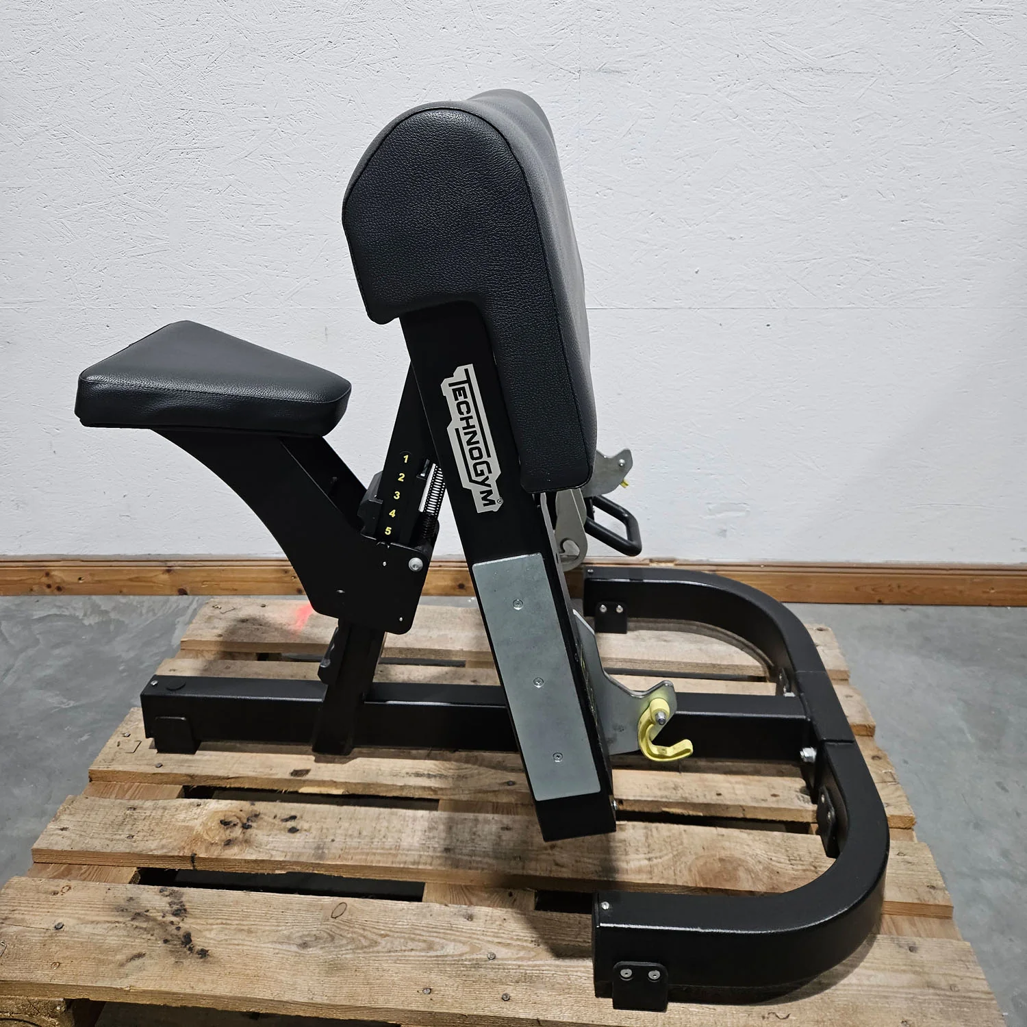 TechnoGym Pure Strength Scott Bench Scottcurl Bank, Bizeps Trainingsbank, Farbe Schwarz, gebraucht - überholter Zustand - Image 4